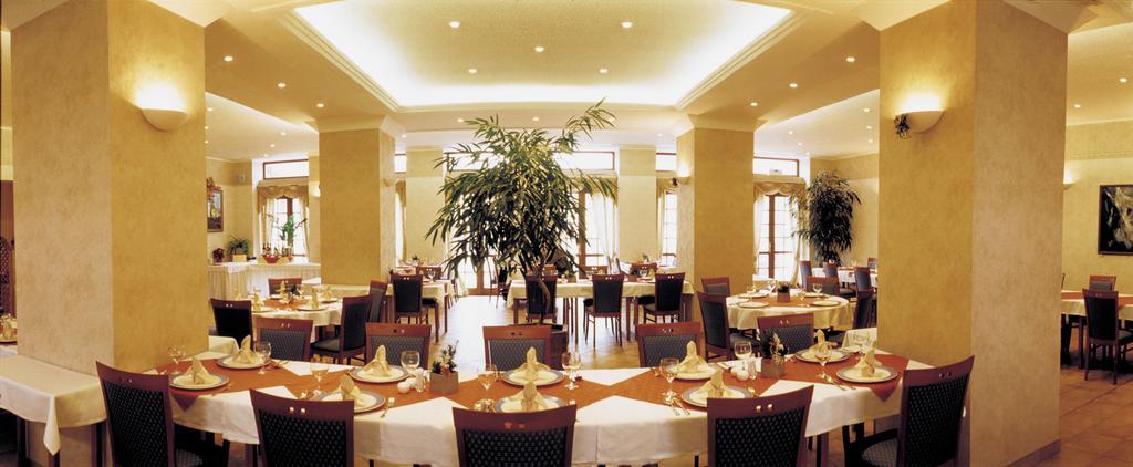 Hasik Hotel Magyarpolany Екстер'єр фото