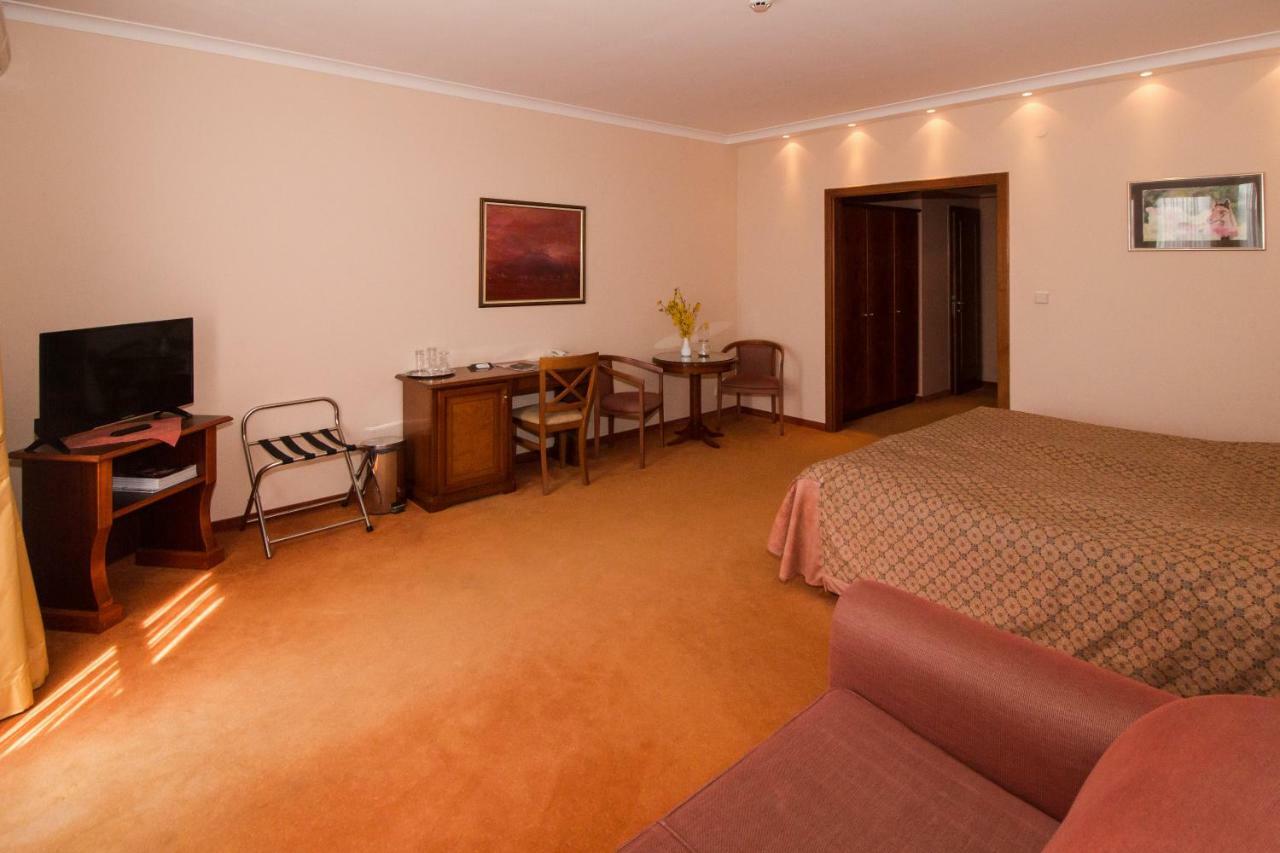 Hasik Hotel Magyarpolany Екстер'єр фото