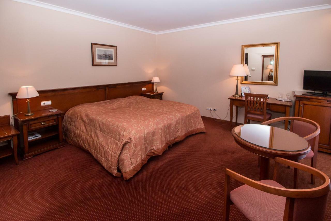 Hasik Hotel Magyarpolany Екстер'єр фото