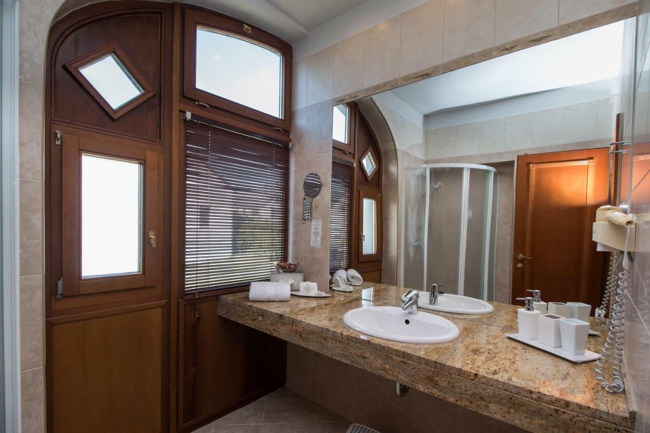 Hasik Hotel Magyarpolany Екстер'єр фото
