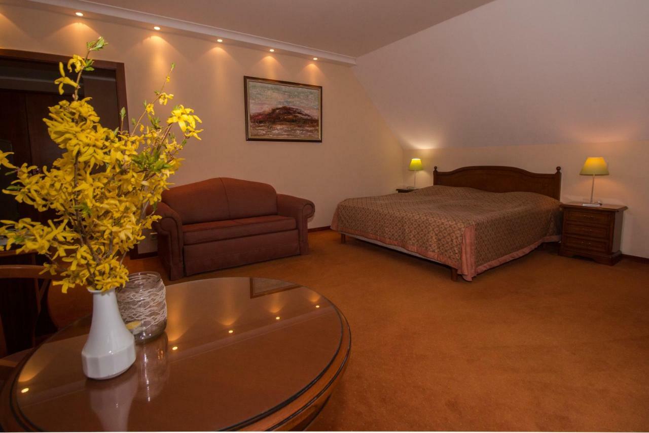Hasik Hotel Magyarpolany Екстер'єр фото