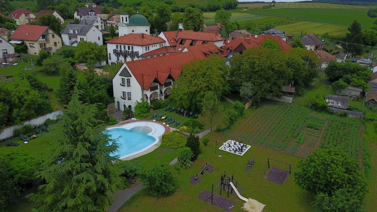 Hasik Hotel Magyarpolany Екстер'єр фото