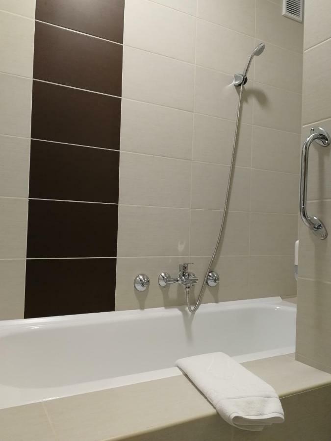 Hasik Hotel Magyarpolany Екстер'єр фото