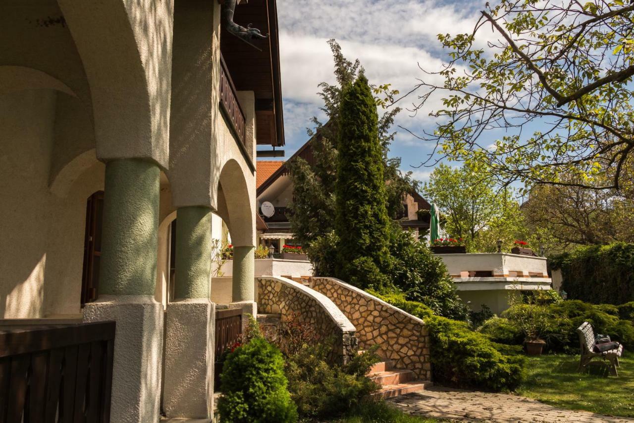 Hasik Hotel Magyarpolany Екстер'єр фото