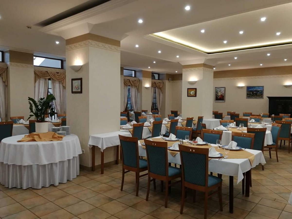 Hasik Hotel Magyarpolany Екстер'єр фото