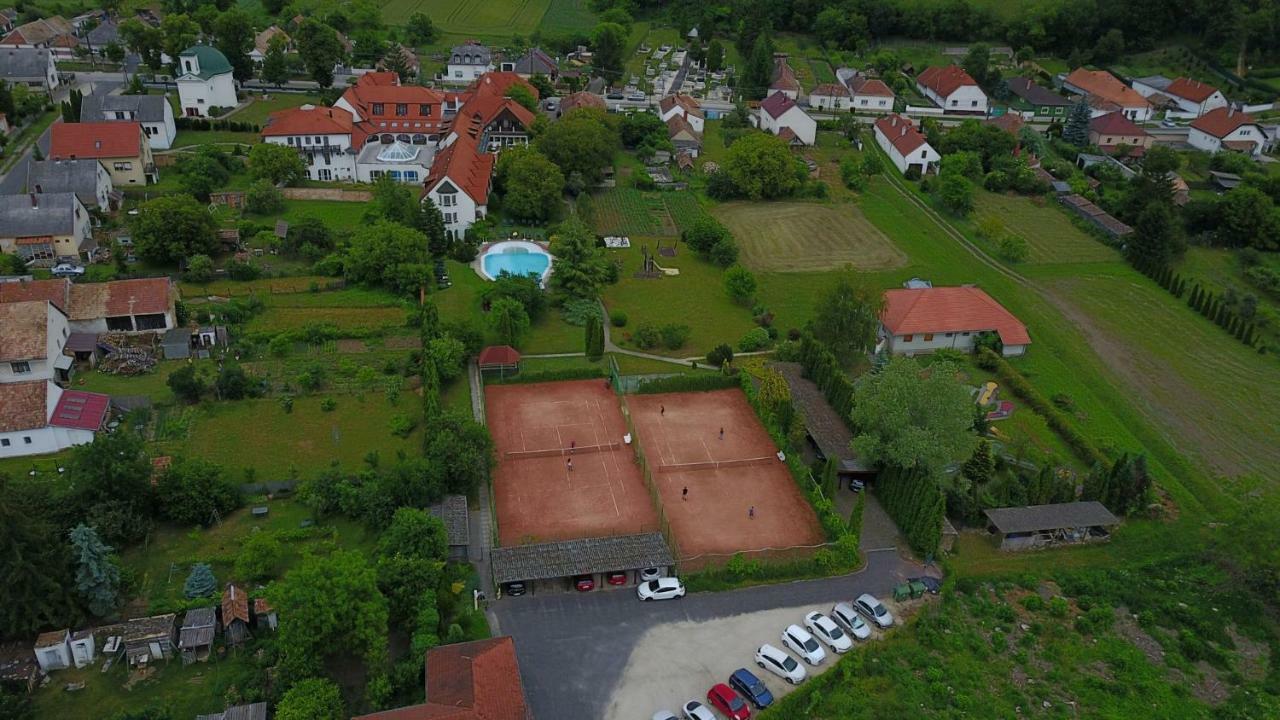 Hasik Hotel Magyarpolany Екстер'єр фото