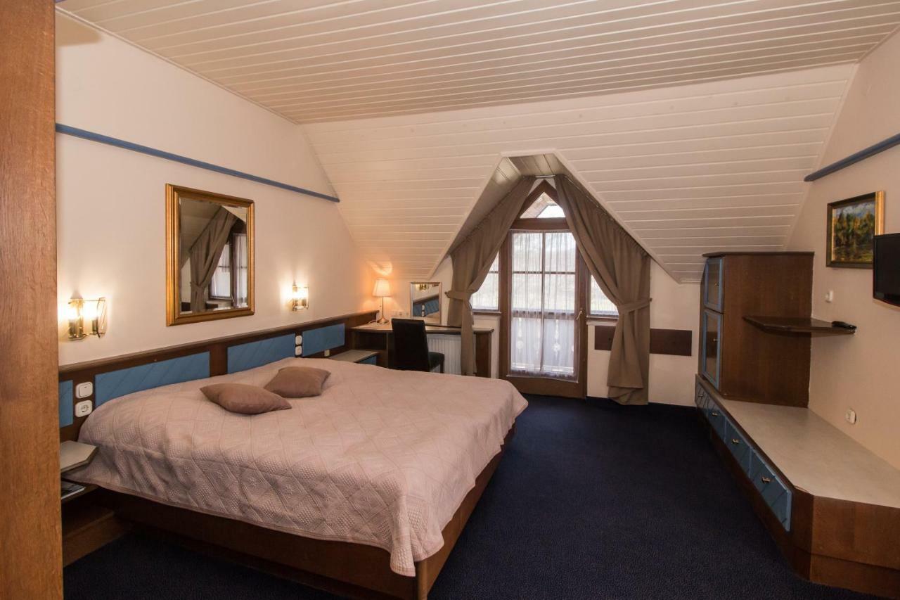Hasik Hotel Magyarpolany Екстер'єр фото