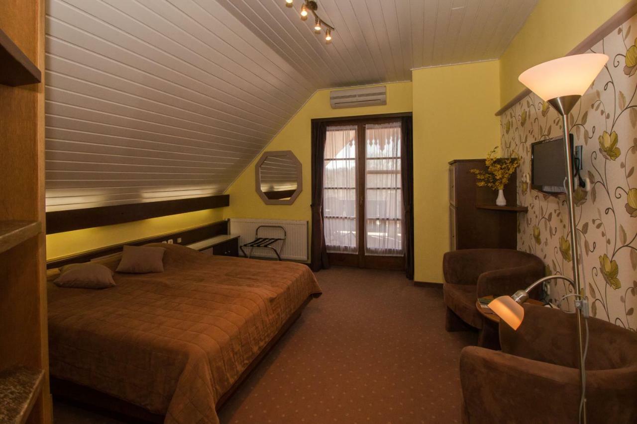 Hasik Hotel Magyarpolany Екстер'єр фото